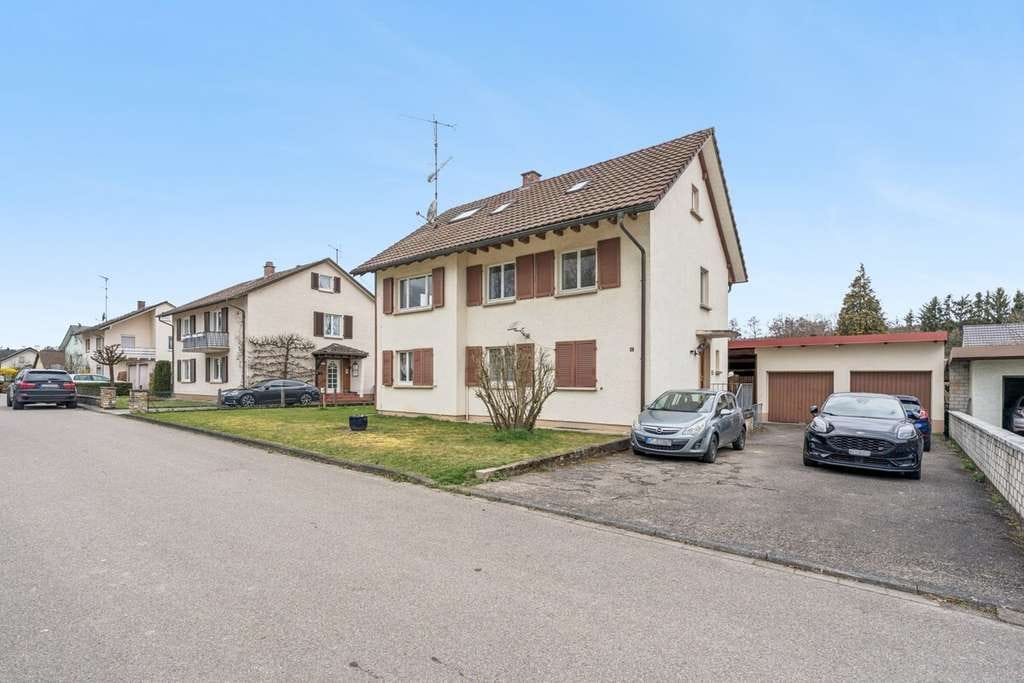 Immobilie in Jestetten - Zweifamilienhaus mit großem Grundstück! - Bild 0