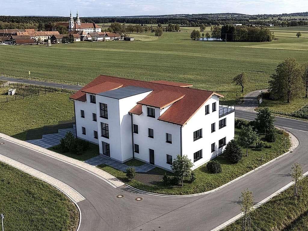 Immobilie in Speinshart - KfW40 QNG+! Balkonwohnung mit Klosterblick in werthaltender Massivbauweise - Bild 1