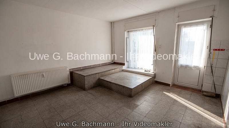 Immobilie in Rüdersdorf bei Berlin - Rüdersdorf bei Berlin OT Hennickendorf: Modernisierungs- bzw. Sanierungsobjekt mit 5 Zimmern - UWE G. BACHMANN - Bild 1