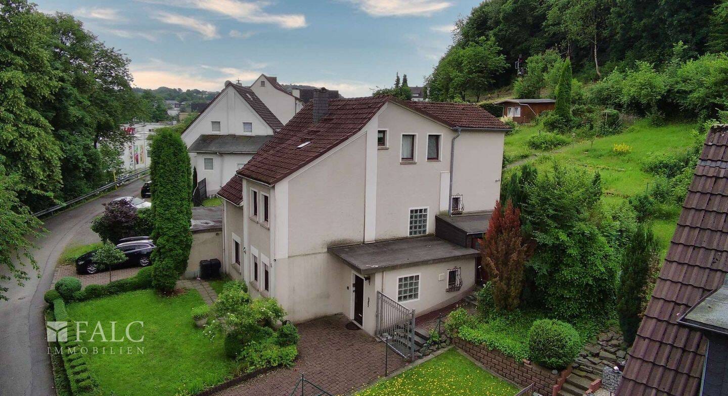 Immobilie in Meinerzhagen - Freistehendes Haus in Meinerzhagen - Stadtnah und doch im Grünen - Bild 1