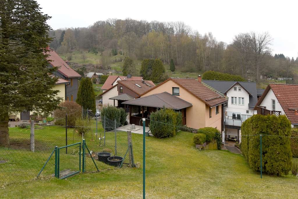 Immobilie in Schleusingen - Charmantes Wohnhaus mit 2 Eingängen, großem Grundstück und zusätzlichem Nebengebäude - Bild 1