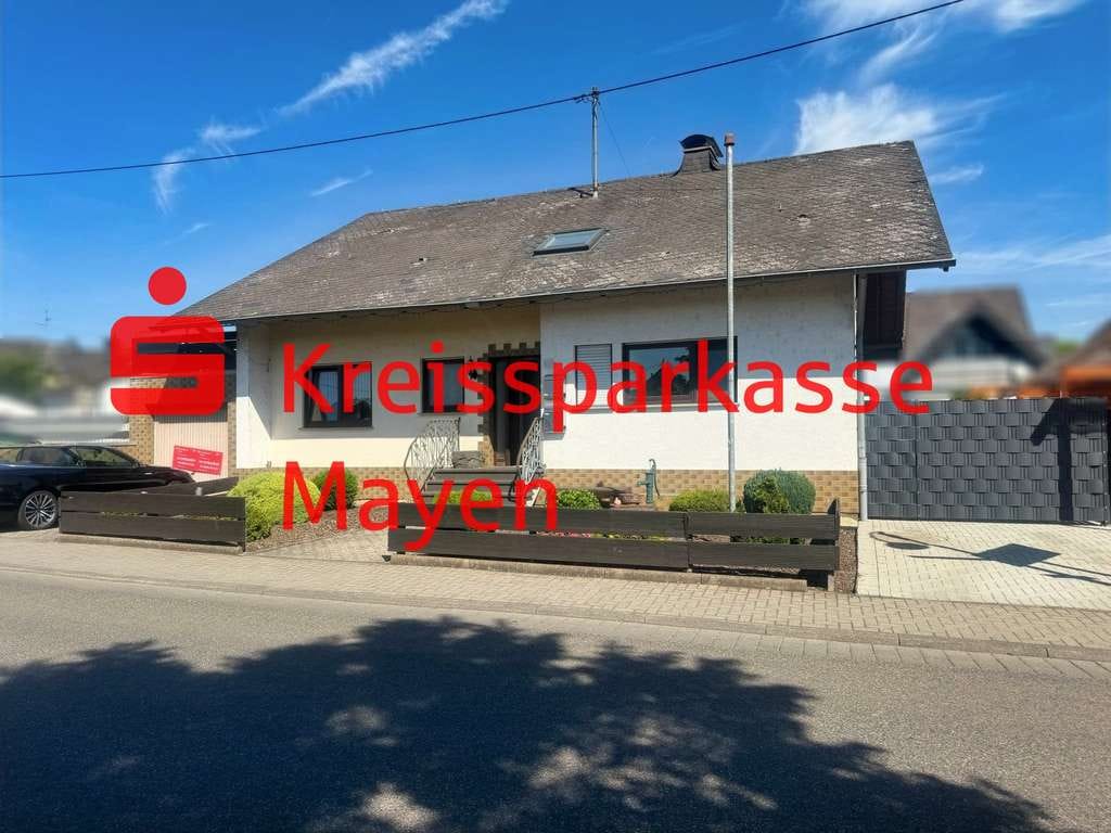 Immobilie in Plaidt - Großzügiges Einfamilienhaus mit Einliegerwohnung, Garten und Terrasse - Bild 0