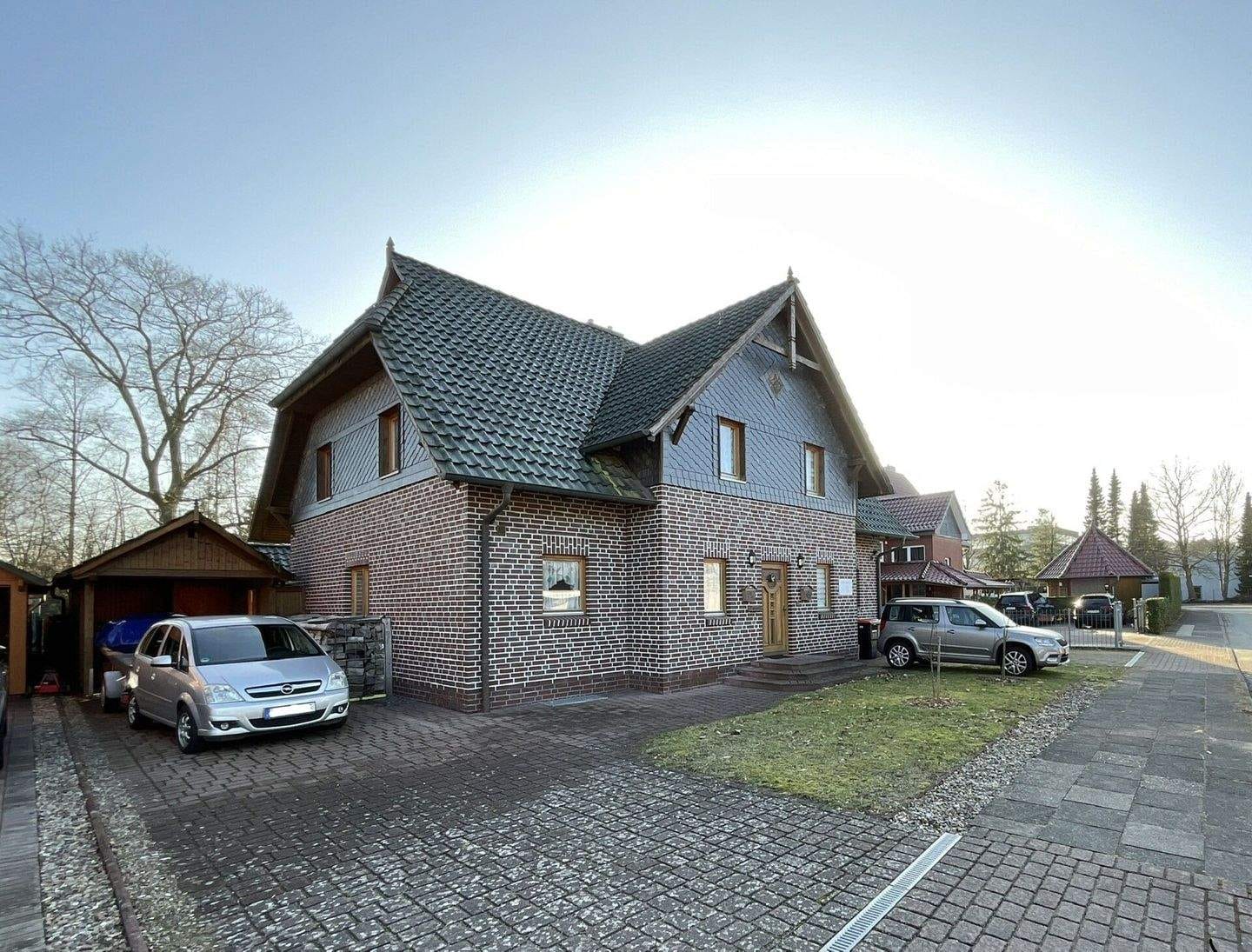 Immobilie in Wahlstedt - Viel Platz für Ihre Ideen: Mehrfamilienhaus mit zwei Einheiten und Vermietungsertrag - Bild 1