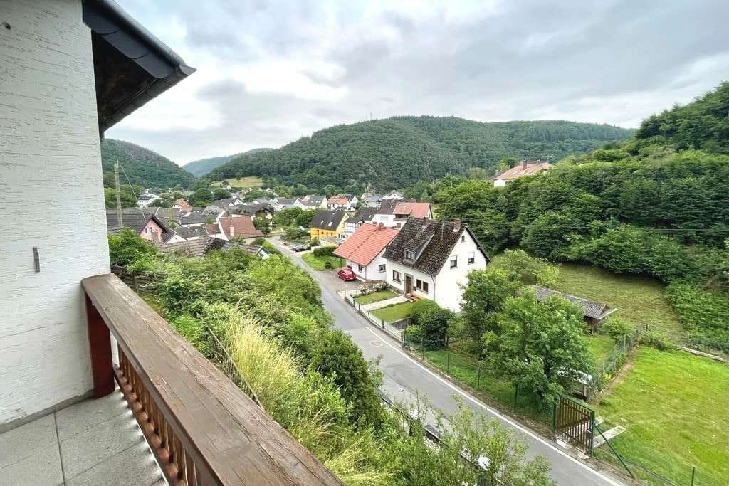Immobilie in Ahrbrück - Charmantes Einfamilienhaus in erhöhter Lage von Ahrbrück mit traumhafter Aussicht - Bild 2