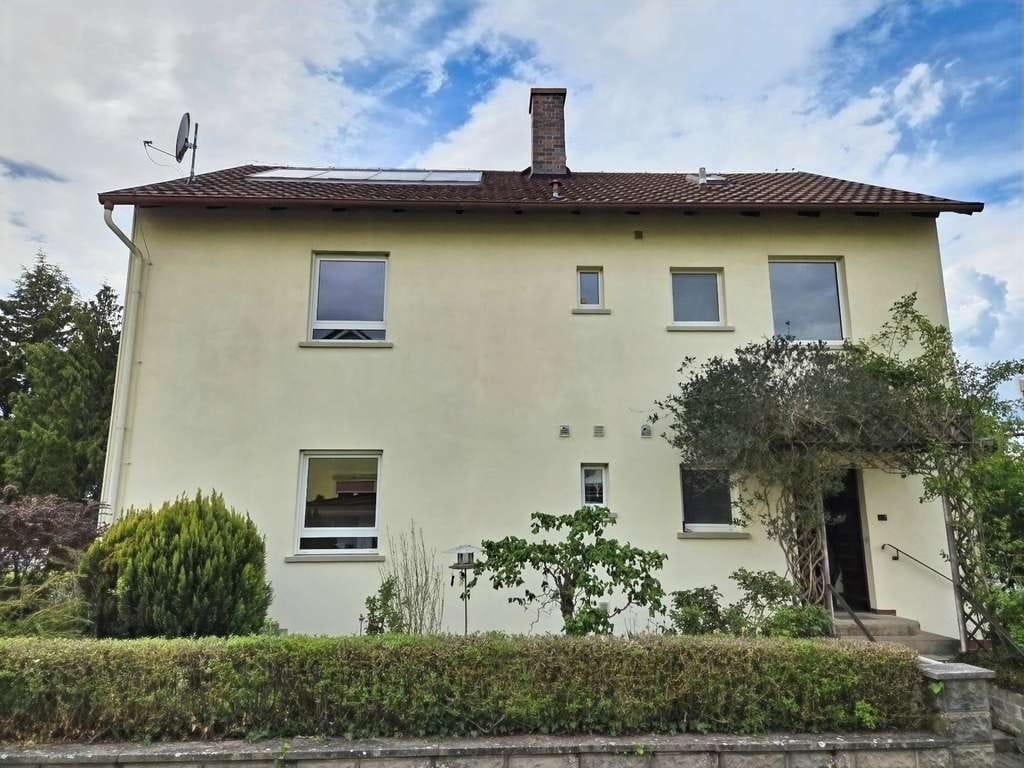 Immobilie in Hofheim in Unterfranken - Ortsrandlage mit Panoramablick - Gepflegtes ZFH (Wfl. 150 m²) mit Gartengrundstück (799 m²) von H - Bild 2