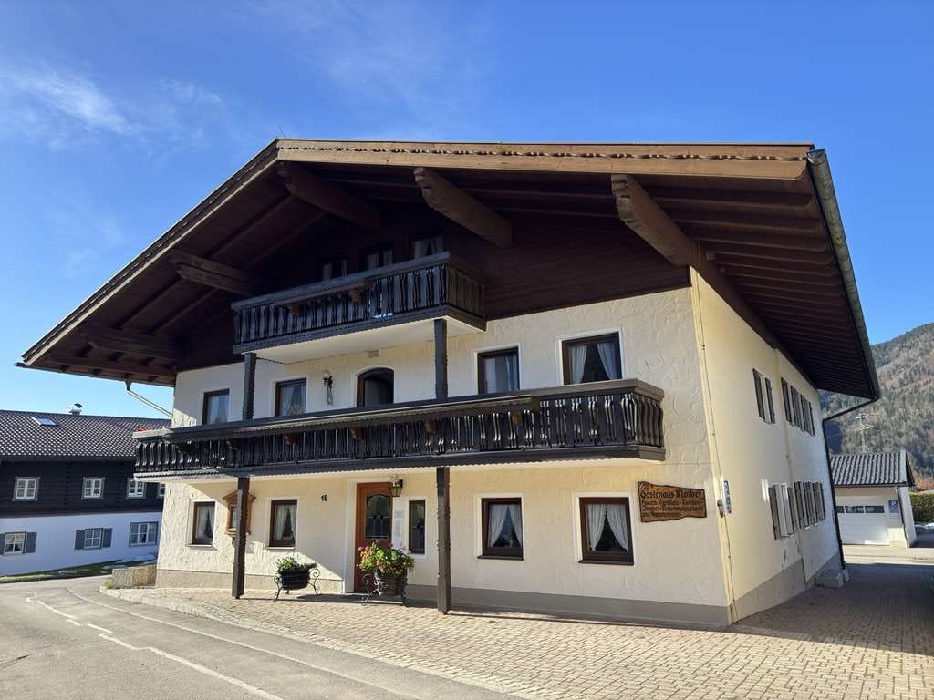 Immobilie in Ruhpolding - Ruhiges Gästehaus mit 8 Ferien- und Betreiber-Whg., Garagen, 4er-Carport, Lager/Stall auf 5458 m² - Bild 1