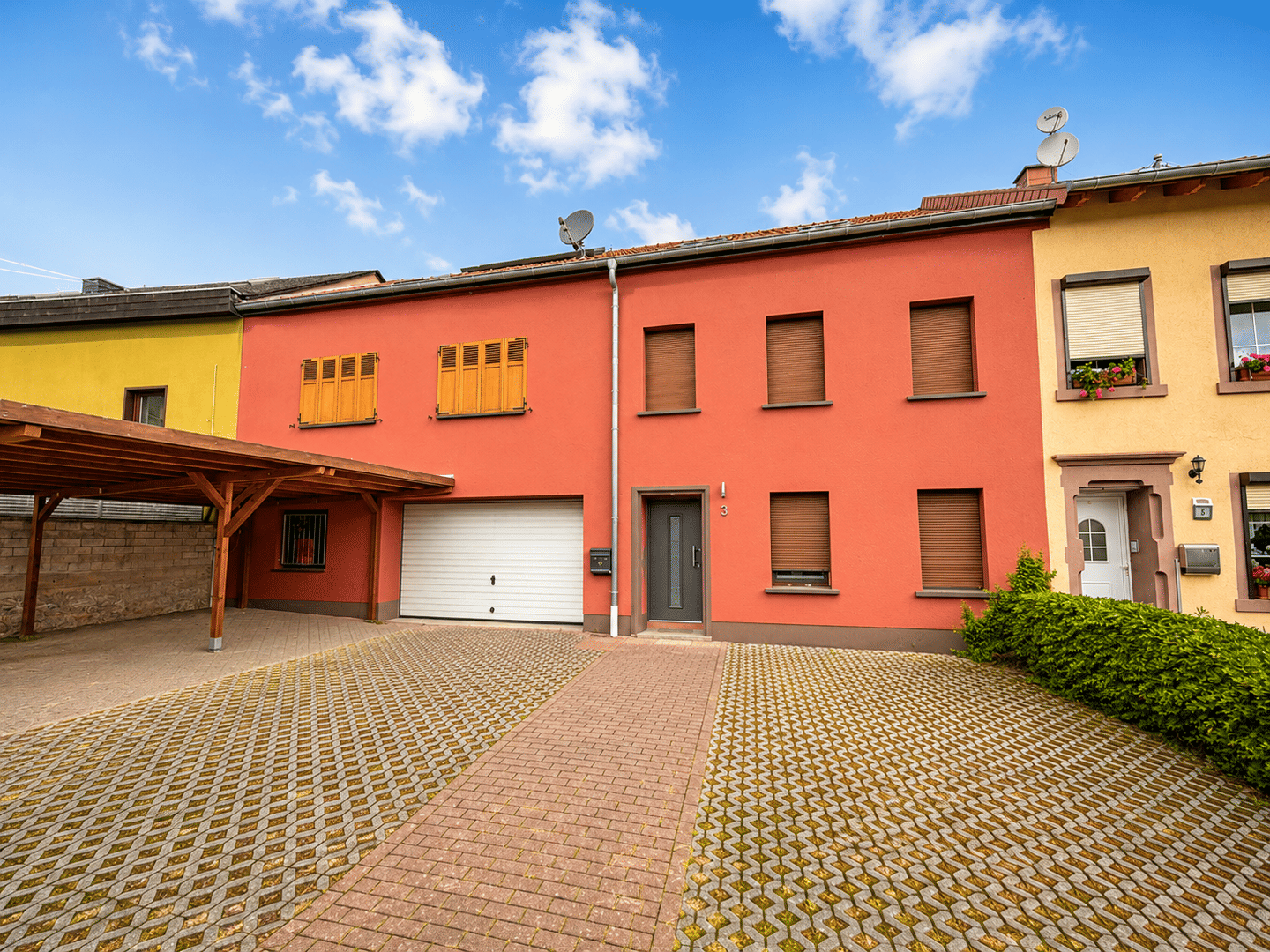 Immobilie in Losheim am See - Bezugsfertig: Kernsaniertes Reihenmittelhaus mit Garage, Carport und Garten in Losheim am See - Bild 0