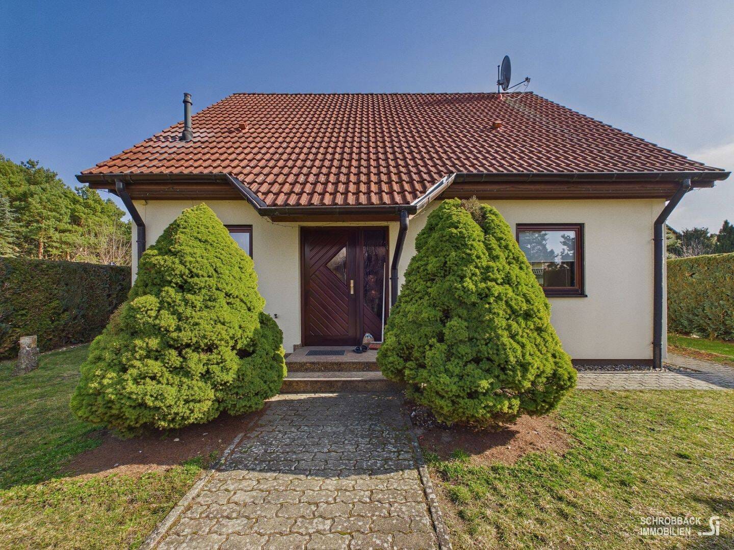 Immobilie in Grünheide (Mark) - Mehr Raum als erwartet: Einfamilienhaus mit praktischer Raumstruktur, Doppelgarage, Carport und Pool - Bild 0