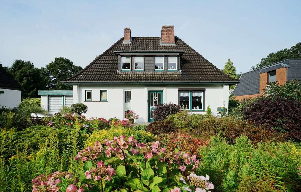 Immobilie in Ritterhude - Charmantes Einfamilienhaus auf attraktiven Hanggrundstück mit Carport - Bild 1