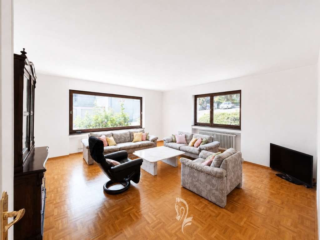 Immobilie in Zell am Main - Mehrgenerationenhaus oder Wohnen und Vermieten – großzügiges Zweifamilienhaus mit Garten - Bild 2