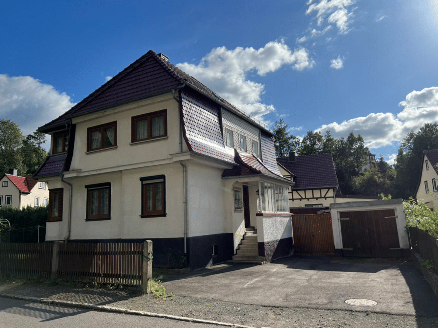 Immobilie in Tambach-Dietharz - Charmantes Ein- oder Zweifamilienhaus in bester Ortsrandlage – Natur vor der Haustür - Bild 3