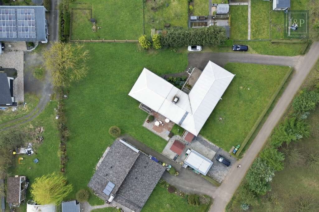 Immobilie in Lich - Mehrgenerationenwohnen in Lich – Zwei Häuser, Pool & großer Garten – vielseitig nutzbar - Bild 2