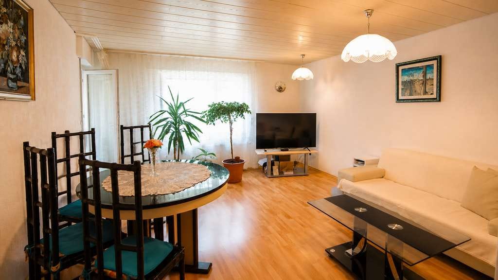 Immobilie in Bad Urach - Vermietete 3-Zimmer-Wohnung mit Balkon in ruhiger Waldrandlage | Fassade saniert - Bild 0