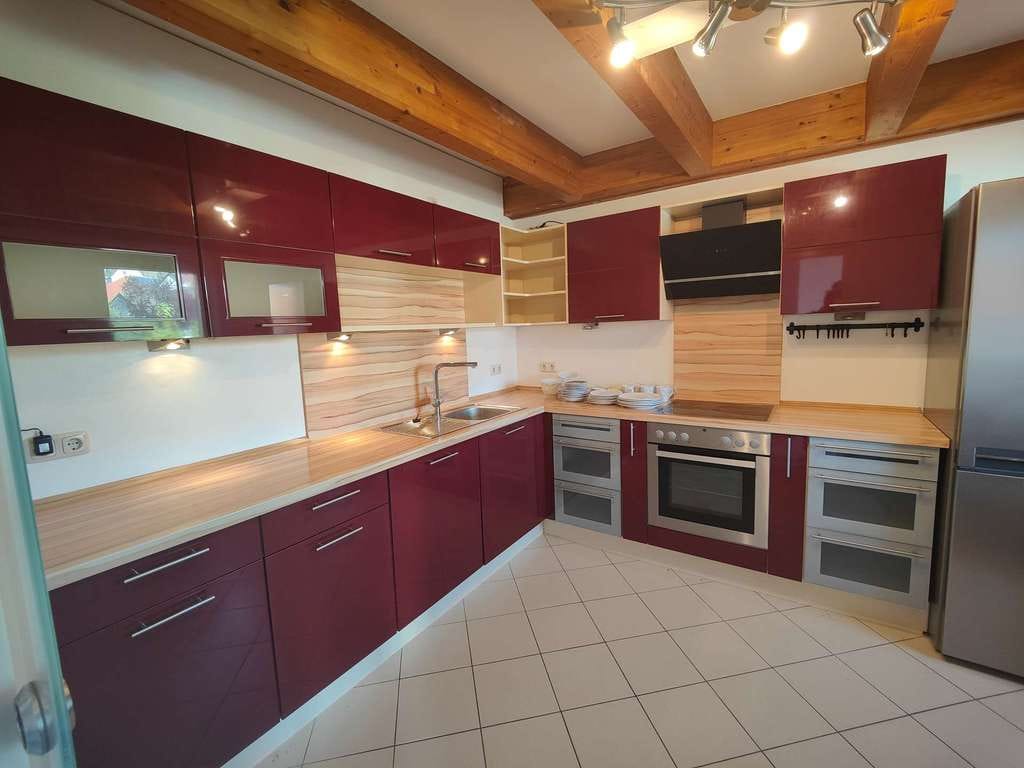 Immobilie in Weitramsdorf - Tolle Eigentumswohnung auf zwei Ebenen mit großer Terrasse, Carport und zwei Stellplätzen - Bild 3
