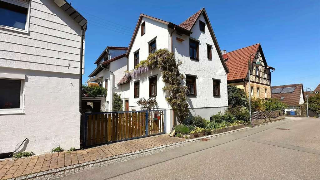 Immobilie in Cleebronn - Charmantes Einfamilienhaus mit Fachwerkflair, Terrasse & idyllischem Garten in Cleebronn - Bild 1