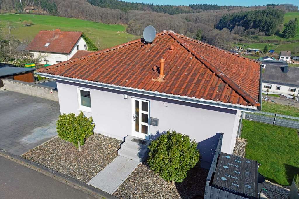 Immobilie in Naurath (Eifel) - Naurath (Eifel): Modernes Einfamilienhaus in ruhiger Lage mit Garten und Weitblick - Bild 1