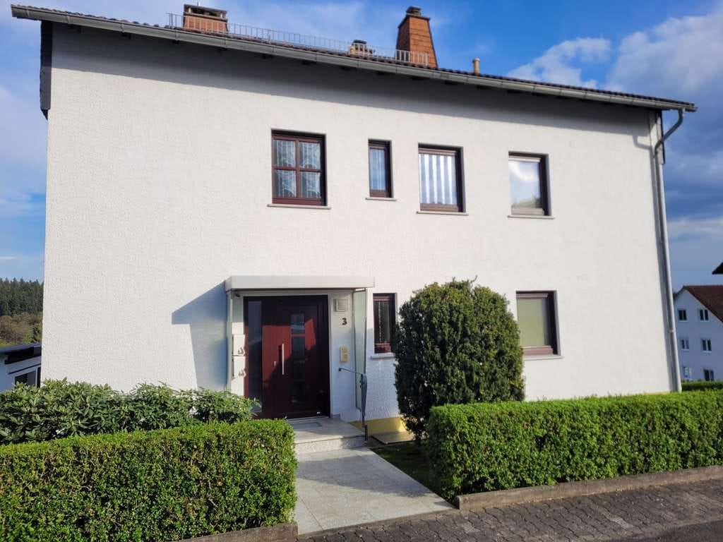 Immobilie in Hohenstein - Vielseitig nutzbares 8-Zimmer-Haus mit Garagen und einem Baugrundstück in Hohenstein - Bild 1