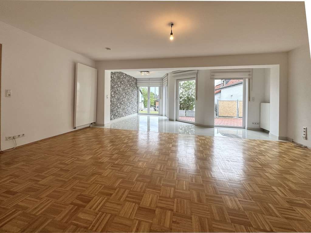 Immobilie in Niederkassel - Viel Raum für Ideen – Modernisiertes Zweifamilienhaus mit großzügigem Grundstück - Bild 2
