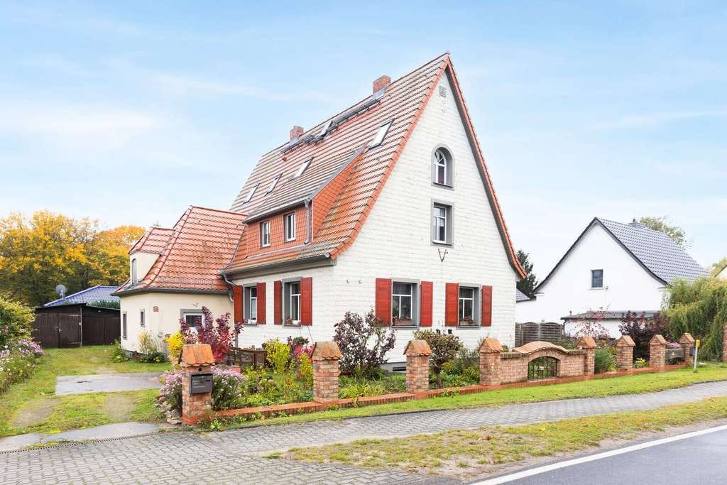 Immobilie in Altlandsberg - Ein-/Zweifamilienhaus in Gielsdorf - Mit Keller, zwei Einbauküchen, Kamin, großem Nebengebäude usw. - Bild 2