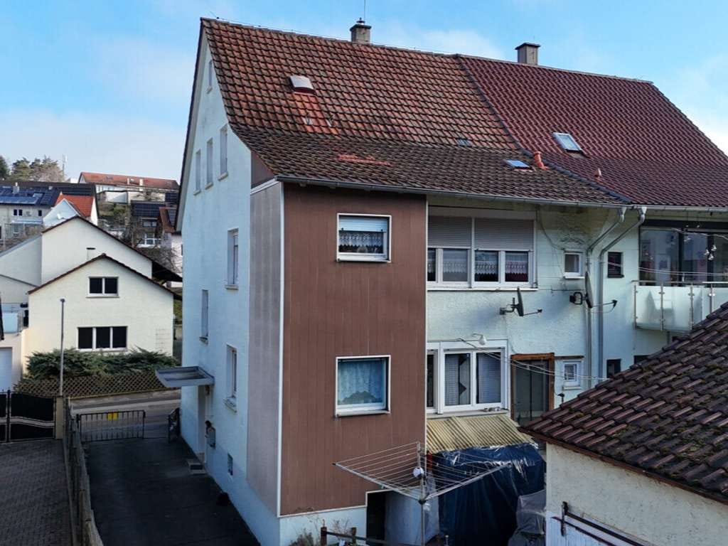 Immobilie in Eisingen - Zweifamilienhaus mit Garagen und Entwicklungspotential zum Dreifamilienhaus in Eisingen - Bild 1