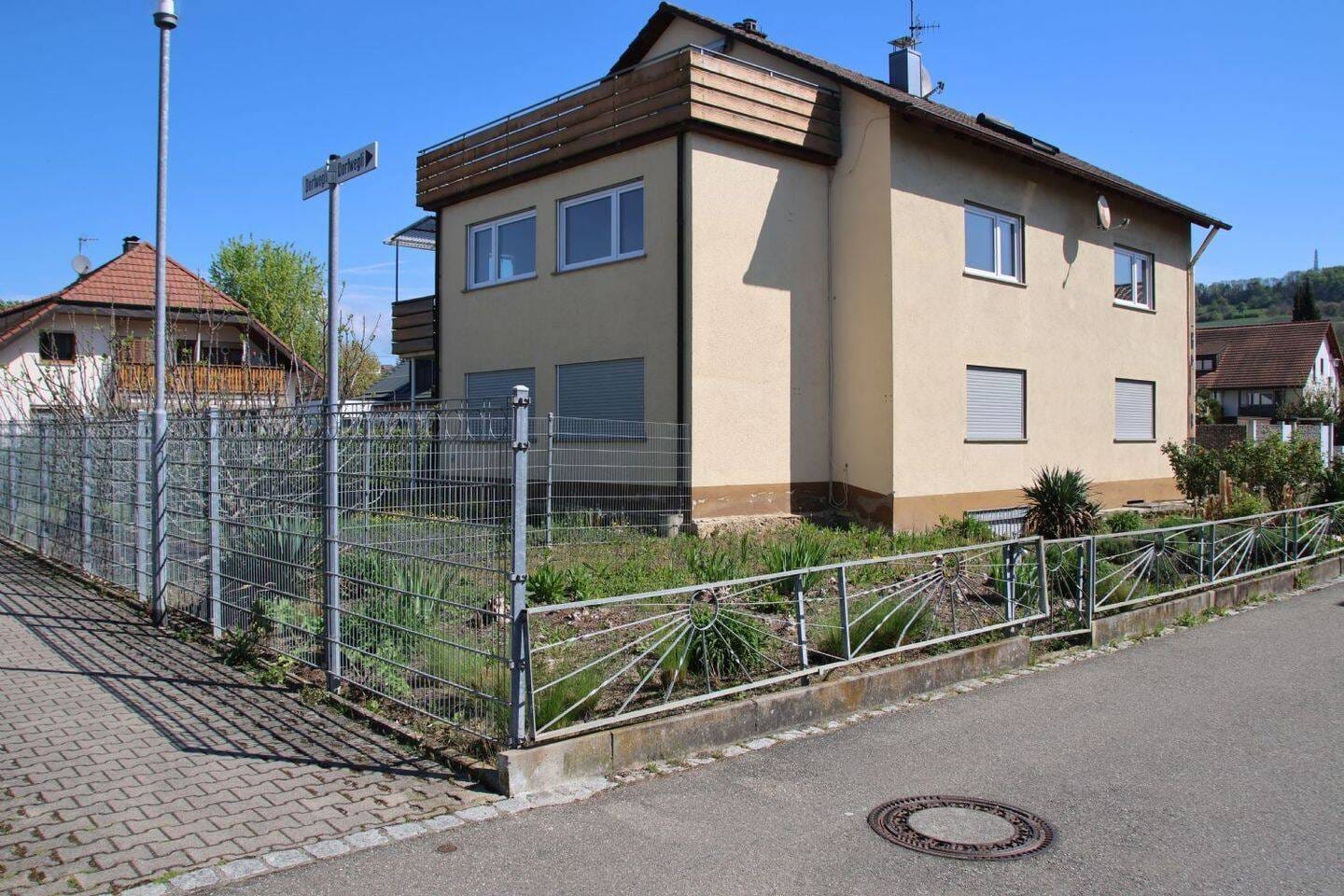 Immobilie in Weil am Rhein - Attraktives Dreifamilienhaus mit Entwicklungspotenzial und solider Vermietbarkeit in gefragter Lage - Bild 3