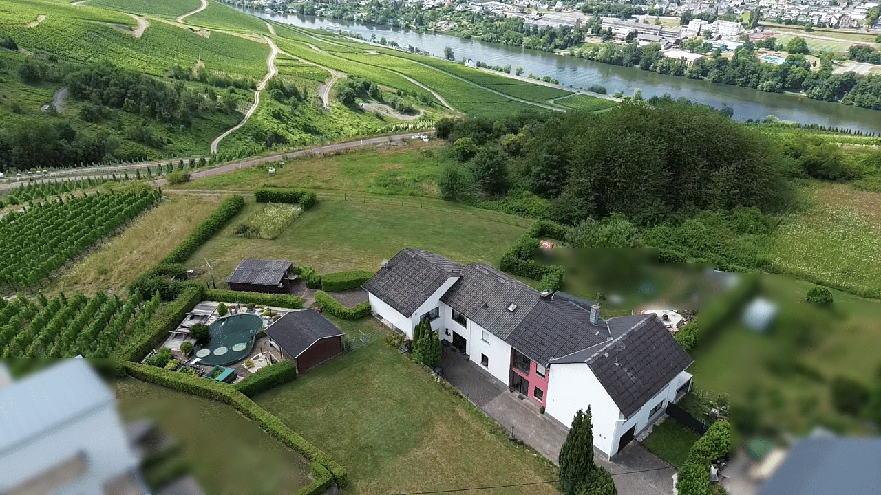 Immobilie in Bernkastel-Kues - Wohnen über der Mosel: Modernisiertes Doppelangebot mit großem Grundstück - Bild 0