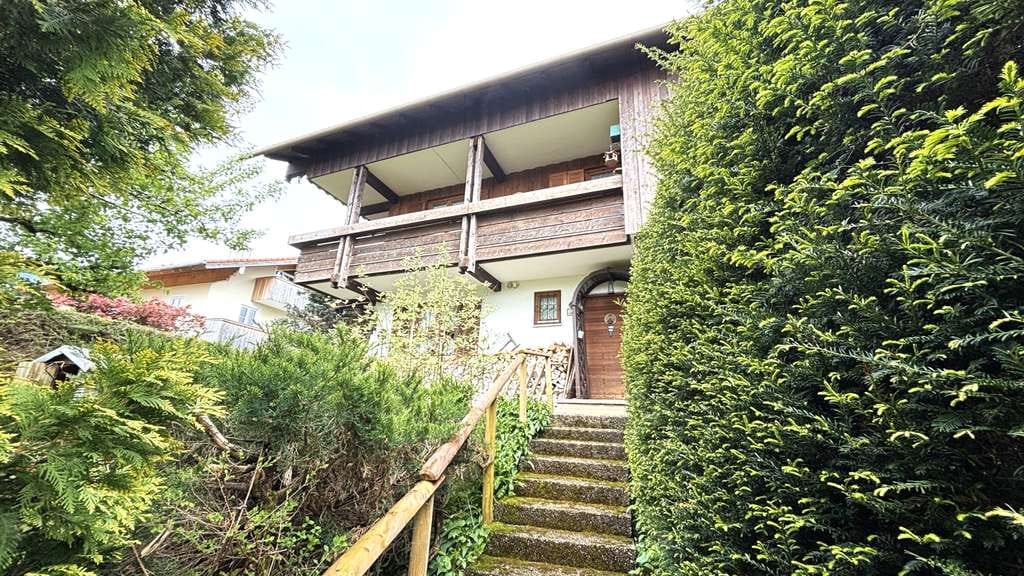 Immobilie in Lenggries - Großzügige Landhaus-Doppelhaushälfte in sehr guter und ruhiger Lage von Lenggries - Bild 2