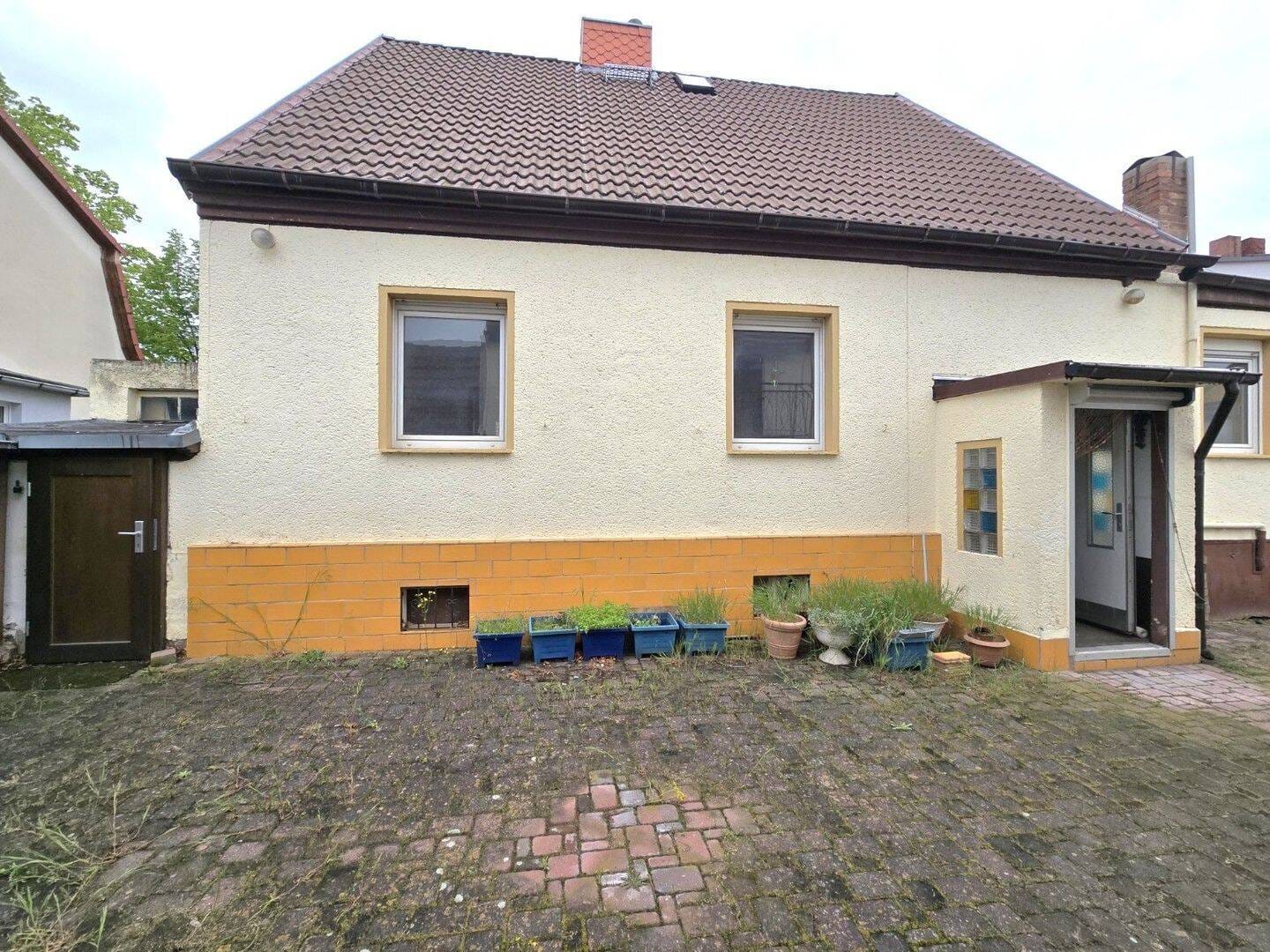 Immobilie in Staßfurt - Einfamilienhaus mit schönem Garten, sowie Garage - Bild 1