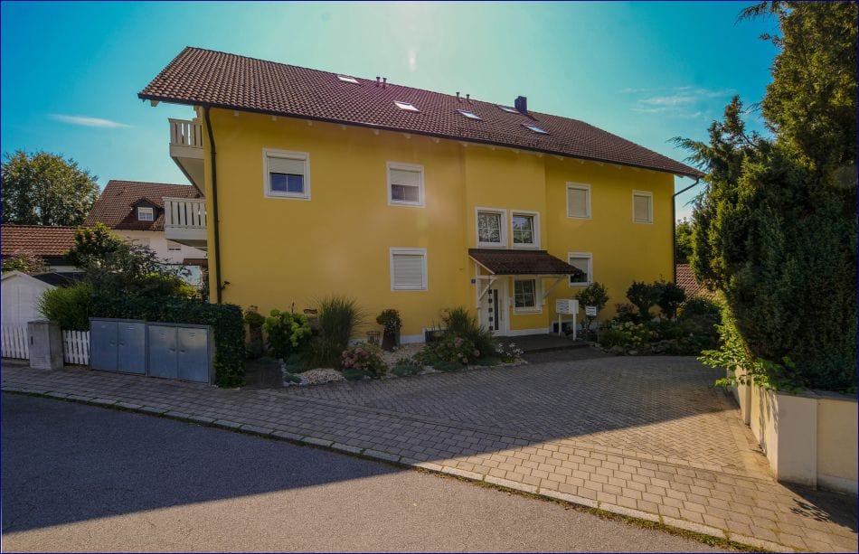 Immobilie in Aidenbach - Zentral und in der Natur - Aidenbach
Charmante und großzügige Erdgeschoss-Wohnung
Gartenanteil mit großer Terrasse - Bild 2