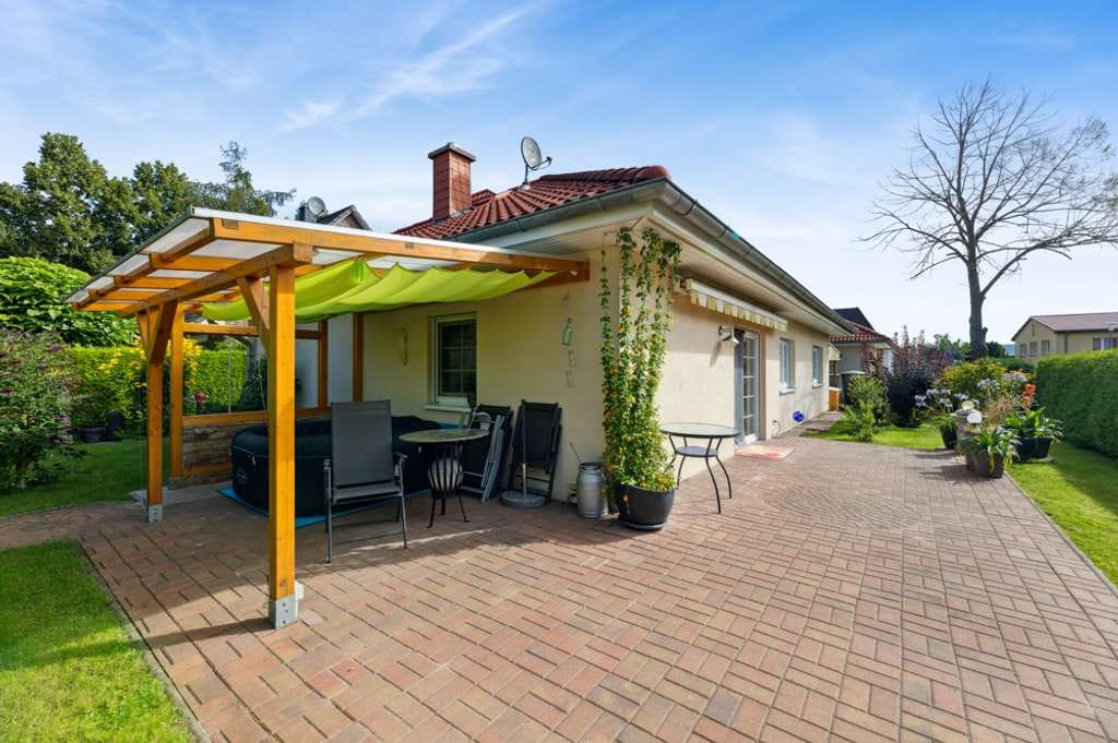 Immobilie in Potsdam - Modernes EFH im Bungalowstil mit idyllischem Garten / Verkauf mit unbefristetem Nießbrauch - Bild 0