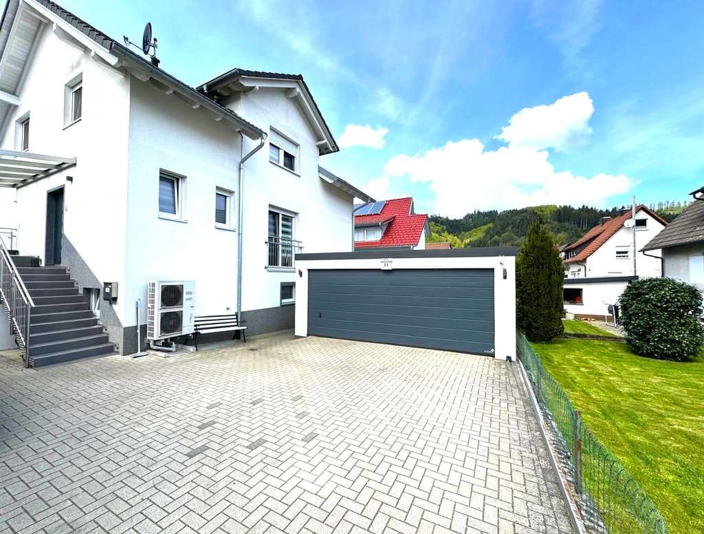 Immobilie in Winden im Elztal - Hochwertiges Einfamilienhaus mit Einliegerwohnung, Doppelgarage und bester Energieeffizienz - Bild 4