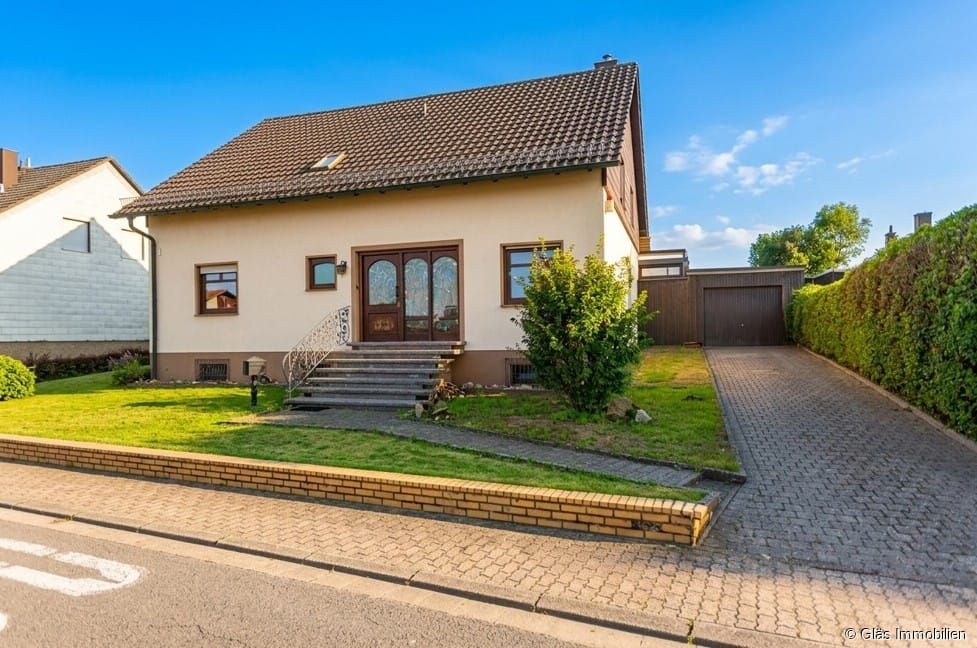 Immobilie in Überherrn - Nähe Saarlouis - Charmantes Einfamilienhaus mit Garage in idyllischer Sonnenlage - Bild 1