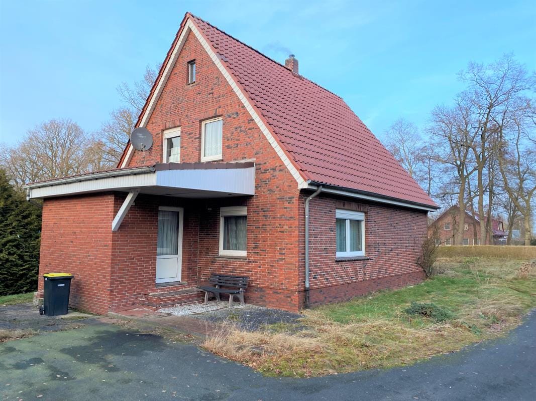 Immobilie in Papenburg - Einfamilienhaus mit großem Grundstück
in Kanallage von Papenburg-Obenende - Bild 1