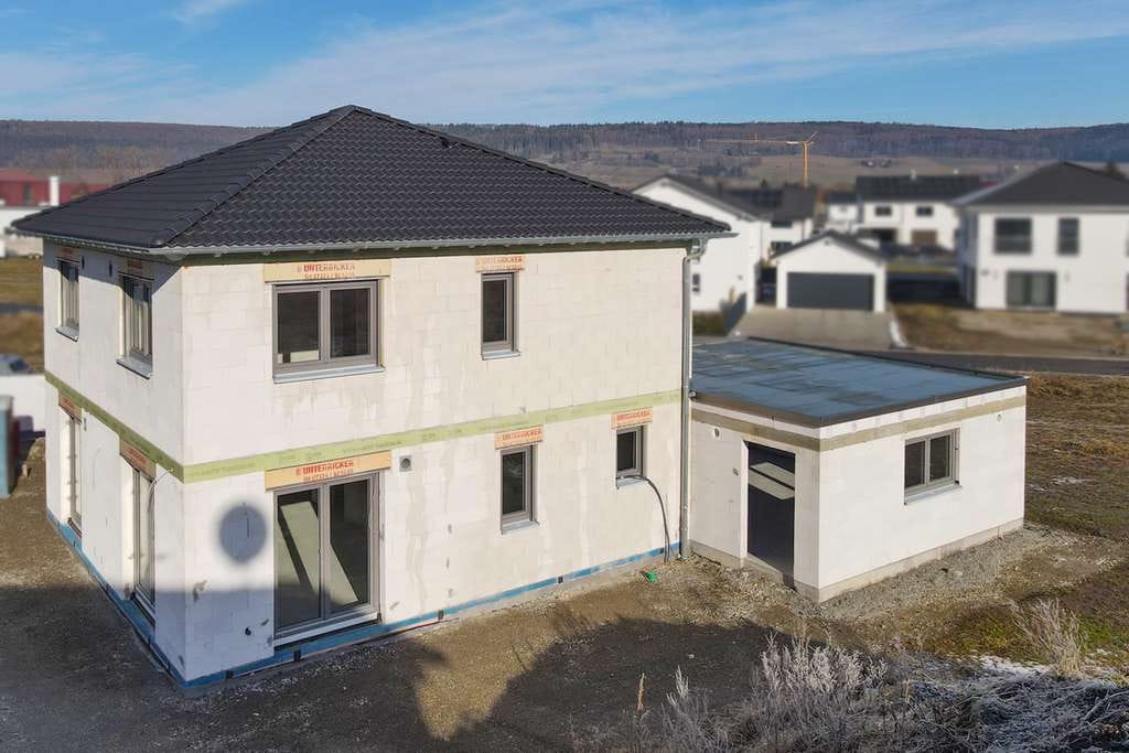 Immobilie in Langenenslingen - Sorgenfreies Wohnglück am Ortsrand • Ihr KfW 55-Neubau für den perfekten Familienstart - Bild 1