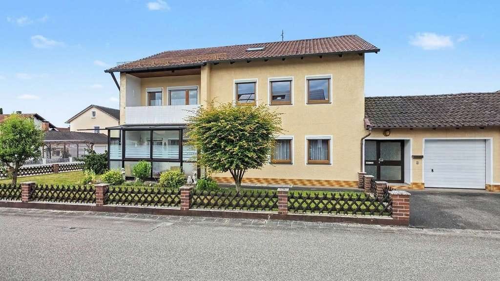 Immobilie in Kirchdorf am Inn - Viel Platz für die Liebsten: Großzügiges Zweifamilienhaus mit Potenzial in Kirchdorf am Inn - Bild 0