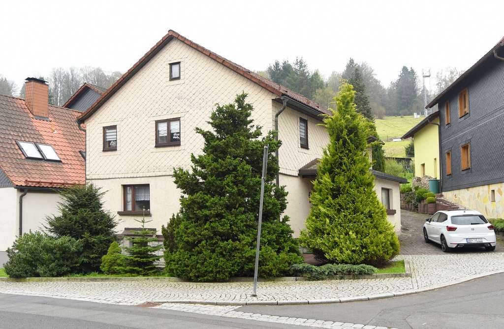 Immobilie in Schleusingen - Charmantes Wohnhaus mit 2 Eingängen, großem Grundstück und zusätzlichem Nebengebäude - Bild 0
