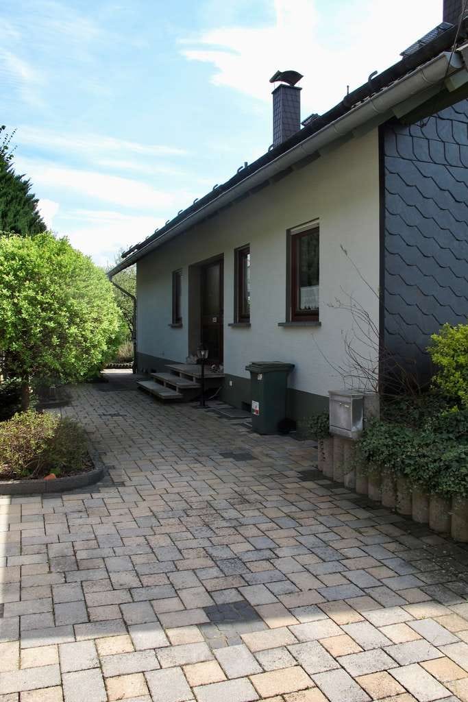 Immobilie in Laubach - MFH mit unverbaubarem Blick im Grünen, Pelletheizung & PV-Anlage, provisionsfrei - Bild 2