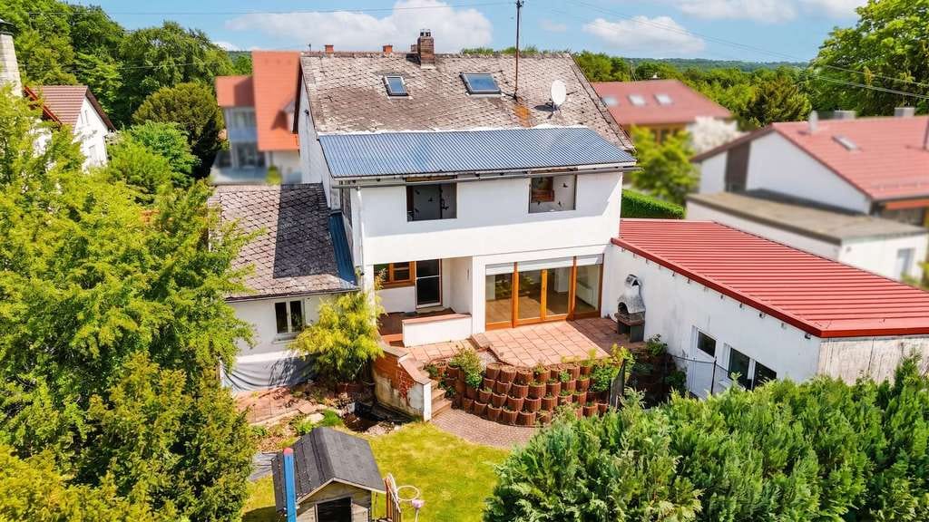 Immobilie in Schollbrunn - Großzügiges Einfamilienhaus mit Ausbaupotenzial und großem Grundstück - Bild 1