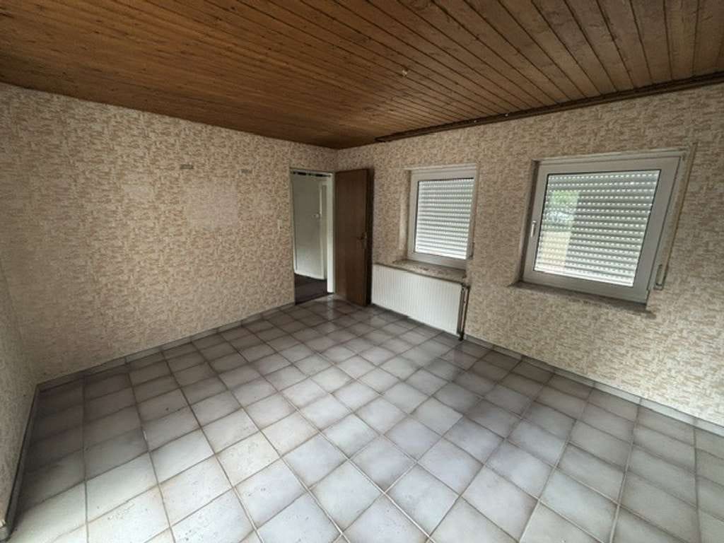 Immobilie in Eslohe - Immobilienpaket: Wohnung (ca. 111 m²), Dachboden, EG-Gewerbe und Miteigentumsanteil am Grundstück - Bild 3