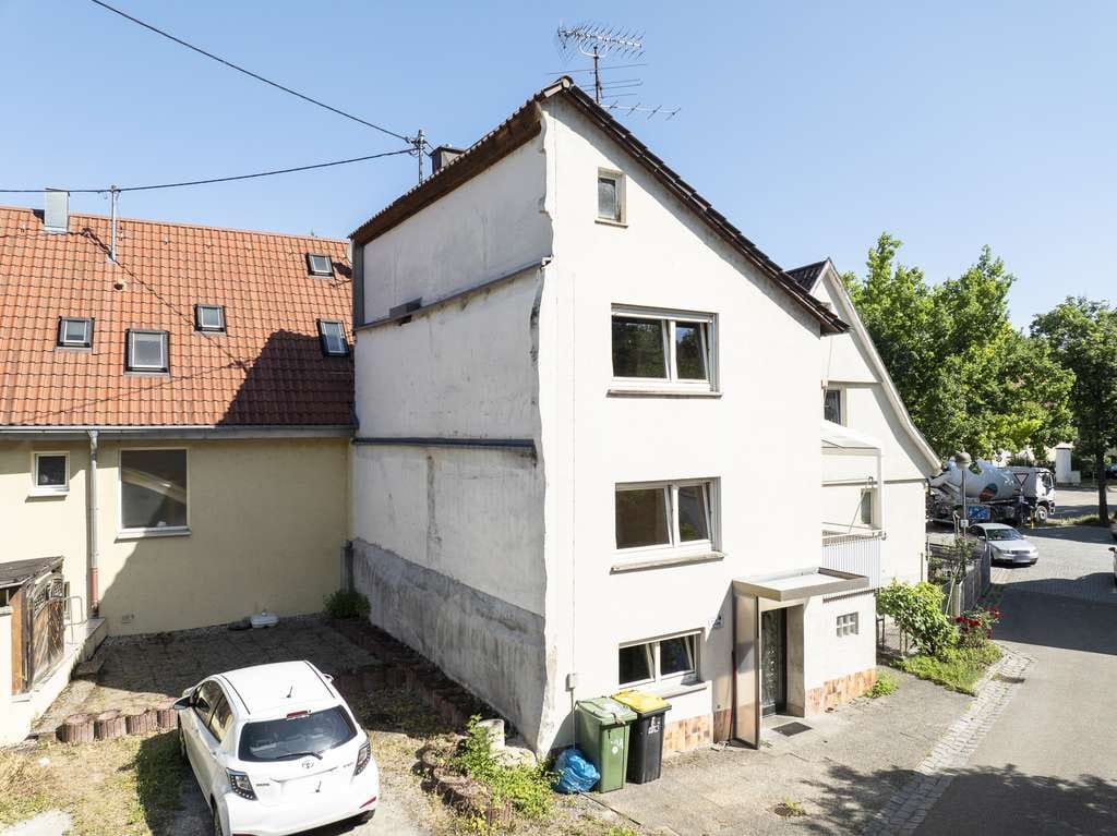 Immobilie in Freiberg am Neckar - Solide Grundlage für Ihr Wohnprojekt | Renovierungsbedürftige Doppelhaushälfte mit Potential - Bild 1
