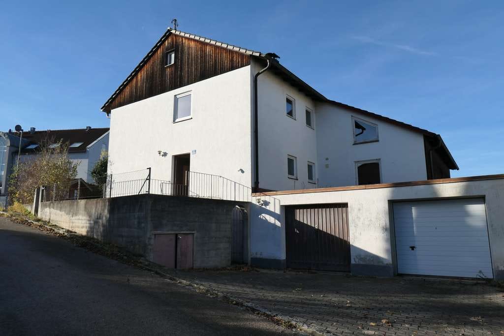 Immobilie in Mainburg - Top Lage! Nähe Salvatorberg! Renovierungsbedürftiges Wohnhaus mit 2 Wohneinheiten und Garagen - Bild 1