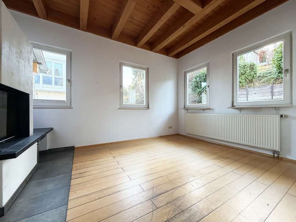Immobilie in Schonach im Schwarzwald - Zuhause fürs Herz. 6 helle Zimmer auf 186 m². Tolle Einliegerwohnung. Herrlicher Garten.
2 Garagen. - Bild 1