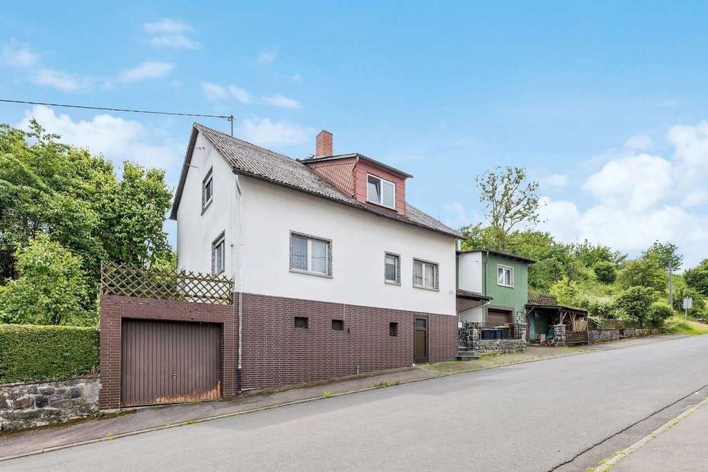Immobilie in Mücke - Großzügiges Einfamilienhaus mit Einliegeroption und Garten in idyllischer Feldrandlage - Bild 0