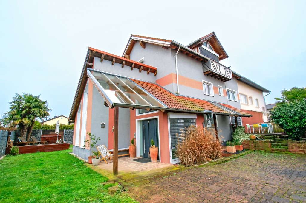 Immobilie in Bobenheim-Roxheim - Exklusives Einfamilienhaus auf drei Ebenen mit Garten und Entwicklungspotenzial - Bild 0