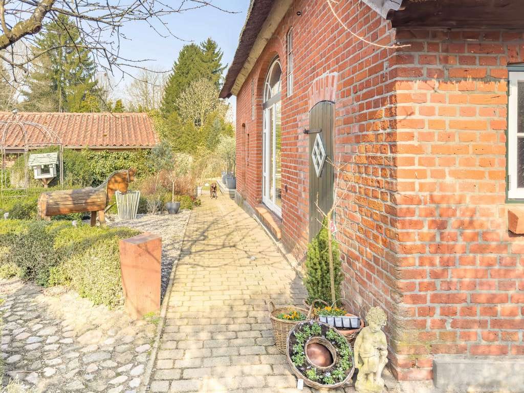 Immobilie in Ahrensbök - Reetgedecktes Zuhause mit viel Raum und Charakter - Bild 1