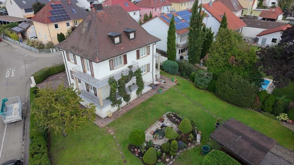 Immobilie in Kenzingen - Repräsentative Stadtvilla mit hohen Decken, edlen Dielenböden, Garage und parkähnlichem Grundstü - Bild 1