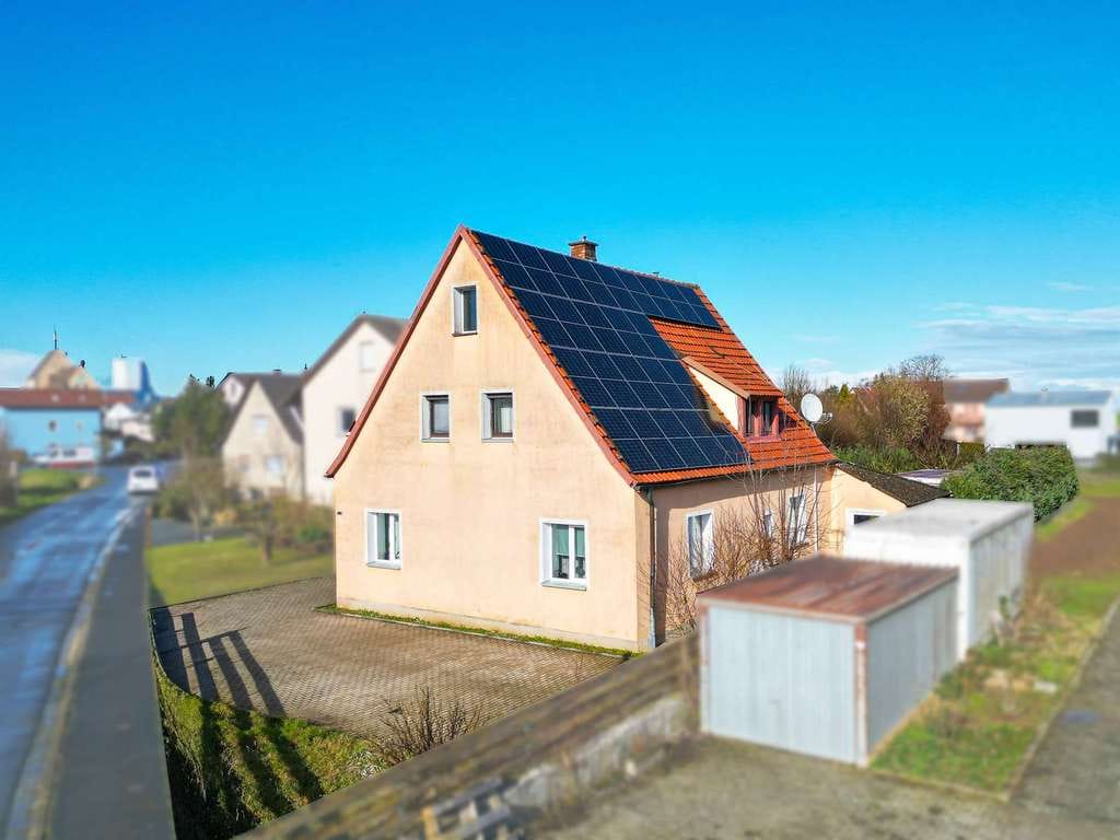 Immobilie in Geroldshausen - Charmantes Einfamilienhaus mit großem Garten und zusätzlichem Baupotenzial - Bild 1