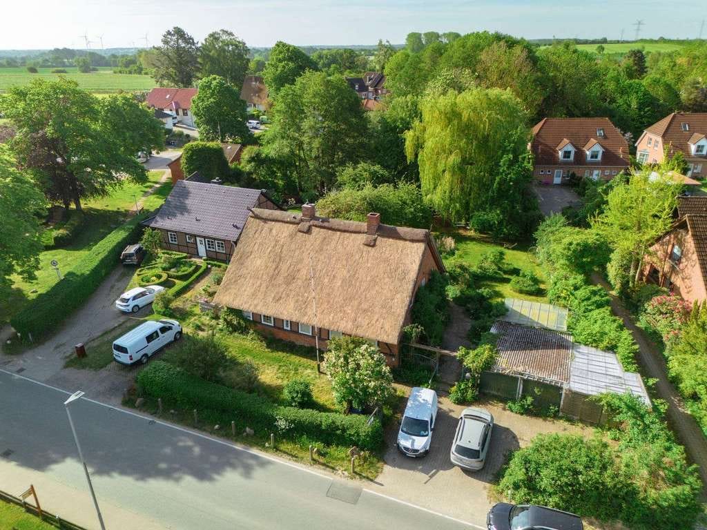 Immobilie in Timmendorfer Strand - Charmantes Reetdachhaus mit zusätzlichem Baugrundstück in Groß Timmendorf - Bild 1