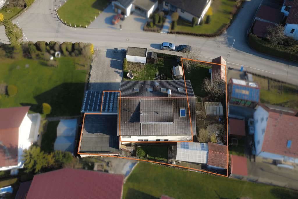Immobilie in Kirchdorf an der Iller - Fast wie ein eigenes Haus: Charmante Wohnung mit außergewöhnlichen Außenflächen und Dachterrasse - Bild 0
