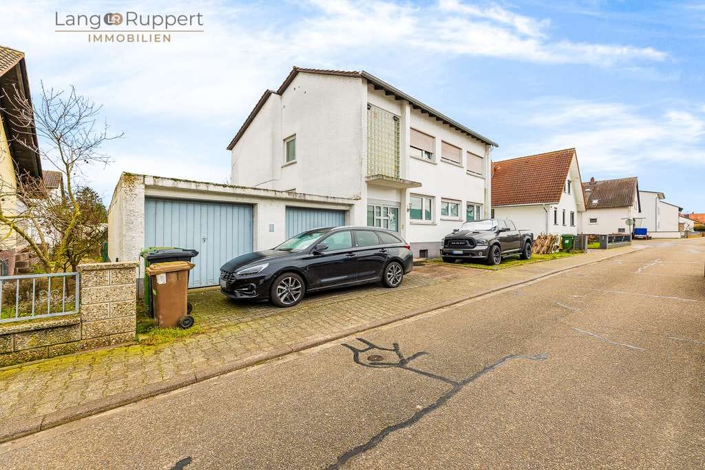 Immobilie in Biblis - Vermietetes, teilmodernisiertes Zweifamilienhaus mit Garten - Bild 0